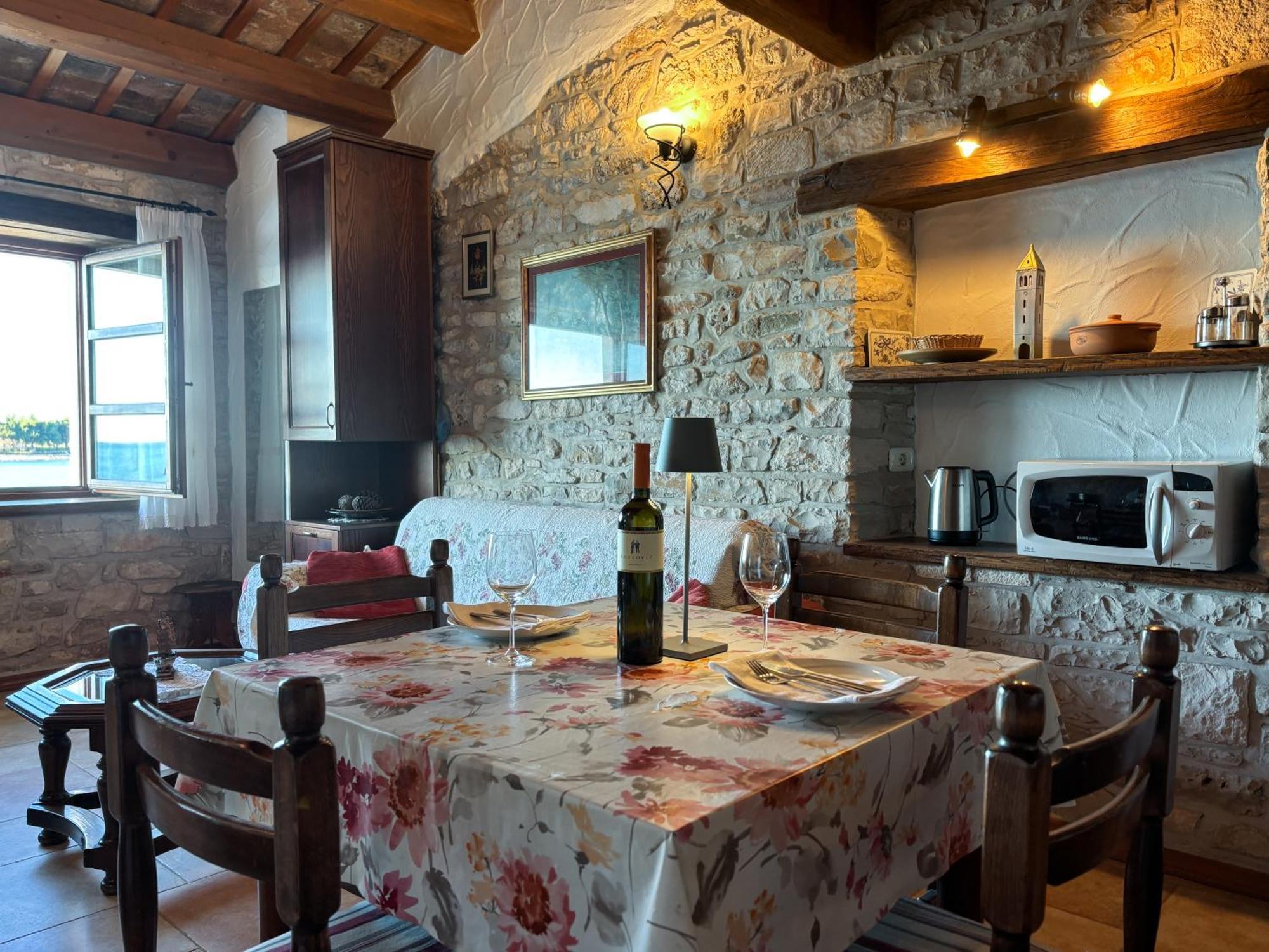 City Center Coastal Escape - Apartments With Sea View Or Cozy Room Novigrad Istria Kültér fotó